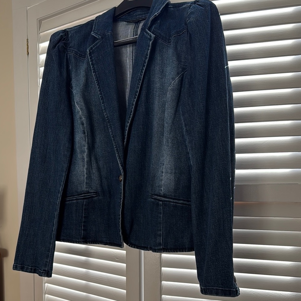 Blue Jean Jacket with Tailored Fit and Textured Fabric
